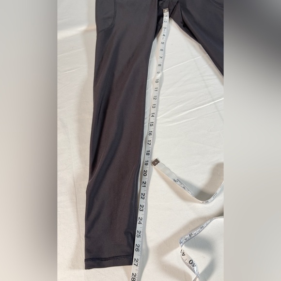 Old Navy Active Powersoft Leggings in Black. Medium - Picture 2 of 4